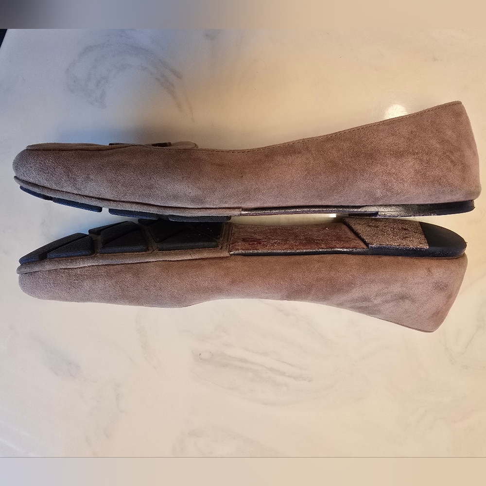 Tory Burch Tan Flats with Signature Logo - Picture 7 of 11